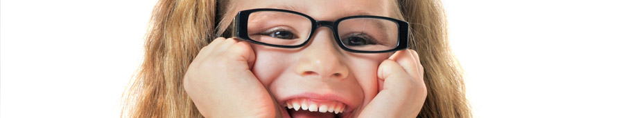 enfant portant une lunette